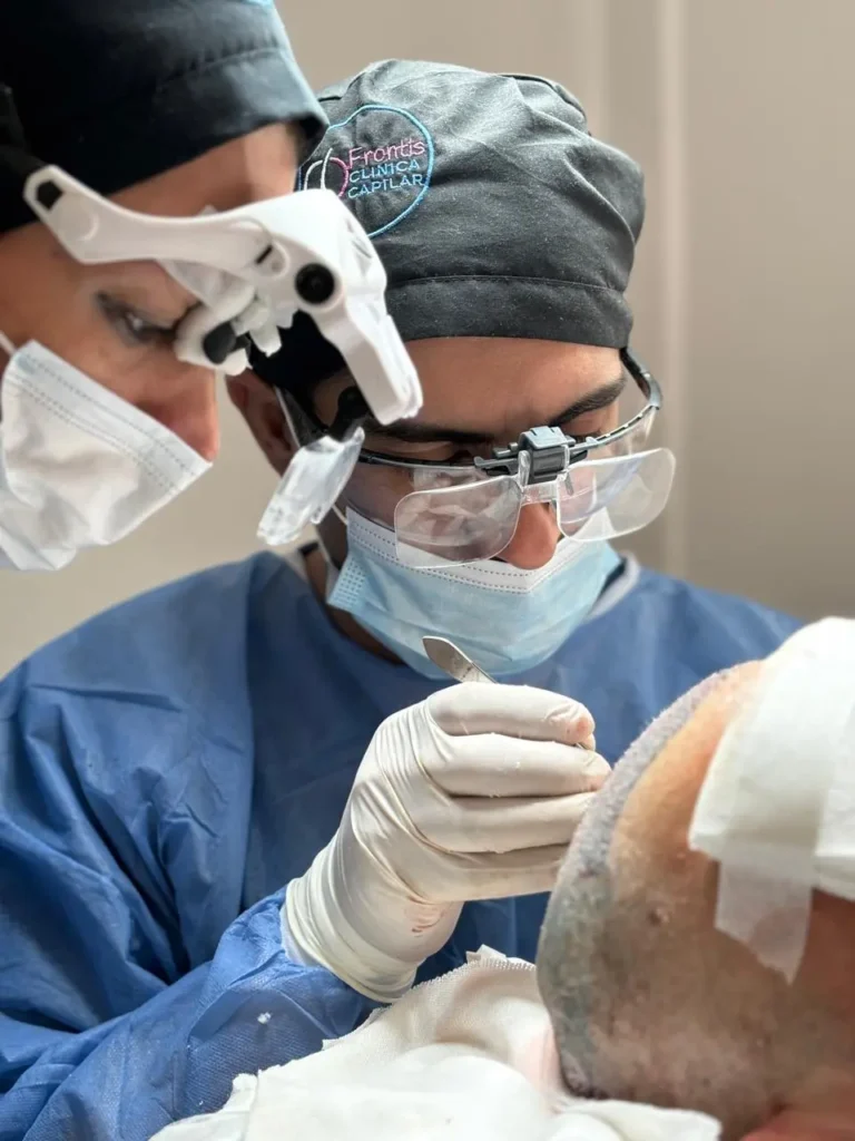 Dos médicos realizando un tratamiento de implantes de pelo en paciente, utilizando procedimientos modernos para restaurar el cabello.