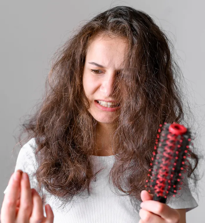 Mujer con caída de cabello recibiendo tratamiento especializado